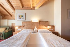 - une chambre avec deux lits et une chaise dans l'établissement Hotel Seerast, à Ultimo