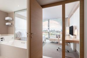 TV a/nebo společenská místnost v ubytování The Westin Hamburg Elbphilharmonie