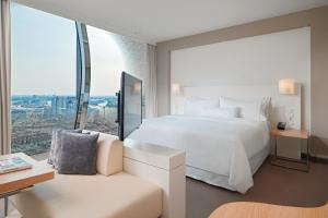 Postel nebo postele na pokoji v ubytování The Westin Hamburg Elbphilharmonie