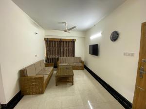 salon z kanapą i stołem w obiekcie 3 beds flat in Chittagong w mieście Ćottogram