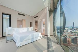 Postel nebo postele na pokoji v ubytování The Westin Hamburg Elbphilharmonie