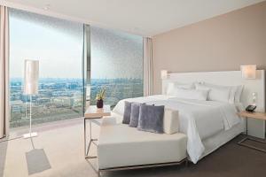 Postel nebo postele na pokoji v ubytování The Westin Hamburg Elbphilharmonie