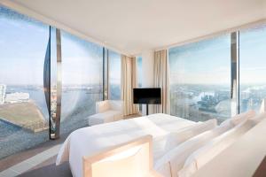 Postel nebo postele na pokoji v ubytování The Westin Hamburg Elbphilharmonie