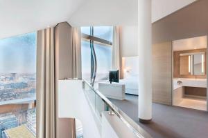 Postel nebo postele na pokoji v ubytování The Westin Hamburg Elbphilharmonie