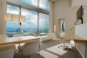 TV a/nebo společenská místnost v ubytování The Westin Hamburg Elbphilharmonie