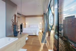 Postel nebo postele na pokoji v ubytování The Westin Hamburg Elbphilharmonie + 37 fotografií