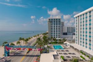einen Blick auf den Strand und das Meer vom Balkon eines Resorts in der Unterkunft The Westin Fort Lauderdale Beach Resort in Fort Lauderdale