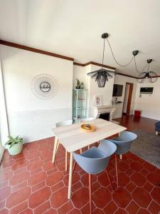 une cuisine avec une table en bois et des chaises bleues dans l'établissement Esplanada - Zona Central-Estacionamento e Wifi Gratuito-Perto Praias, à Setúbal