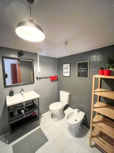 La salle de bains est pourvue de toilettes, d'un lavabo et d'un miroir. dans l'établissement Esplanada - Zona Central-Estacionamento e Wifi Gratuito-Perto Praias, à Setúbal