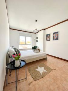 - une chambre avec un lit et une étoile sur le mur dans l'établissement Esplanada - Zona Central-Estacionamento e Wifi Gratuito-Perto Praias, à Setúbal