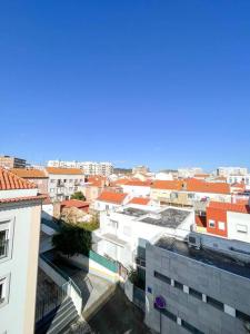 une vue aérienne sur une ville avec des bâtiments dans l'établissement Esplanada - Zona Central-Estacionamento e Wifi Gratuito-Perto Praias, à Setúbal