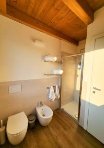 La salle de bains est pourvue d'une douche et de toilettes. dans l'établissement Sol Lakeview, à Sale Marasino