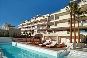 Bazén v ubytovaní Luxurious 3 bedroom apartment in Jardinana Azalea in La Cala de Mijas alebo v jeho blízkosti