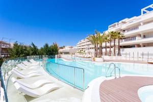 Bazén v ubytovaní Luxurious 3 bedroom apartment in Jardinana Azalea in La Cala de Mijas alebo v jeho blízkosti