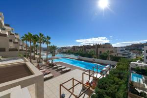 Bazén v ubytovaní Luxurious 3 bedroom apartment in Jardinana Azalea in La Cala de Mijas alebo v jeho blízkosti