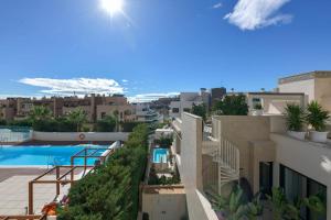 Bazén v ubytovaní Luxurious 3 bedroom apartment in Jardinana Azalea in La Cala de Mijas alebo v jeho blízkosti