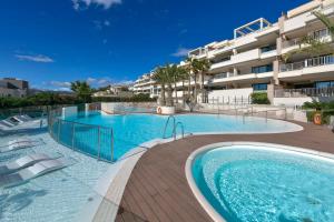 Bazén v ubytovaní Luxurious 3 bedroom apartment in Jardinana Azalea in La Cala de Mijas alebo v jeho blízkosti