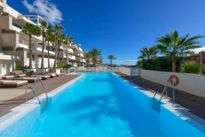 Bazén v ubytovaní Luxurious 3 bedroom apartment in Jardinana Azalea in La Cala de Mijas alebo v jeho blízkosti