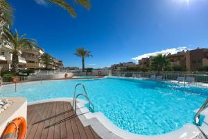 Bazén v ubytovaní Luxurious 3 bedroom apartment in Jardinana Azalea in La Cala de Mijas alebo v jeho blízkosti