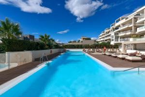 Bazén v ubytovaní Luxurious 3 bedroom apartment in Jardinana Azalea in La Cala de Mijas alebo v jeho blízkosti