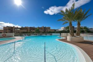 Bazén v ubytovaní Luxurious 3 bedroom apartment in Jardinana Azalea in La Cala de Mijas alebo v jeho blízkosti