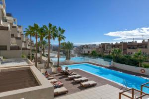 Bazén v ubytovaní Luxurious 3 bedroom apartment in Jardinana Azalea in La Cala de Mijas alebo v jeho blízkosti