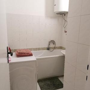uma casa de banho branca com uma banheira e um WC em Stan na dan em Pozarevac