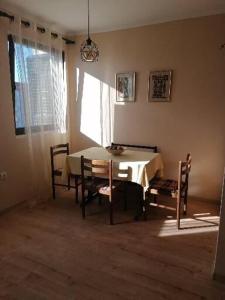 uma sala de jantar com uma mesa e cadeiras num quarto em Stan na dan em Pozarevac