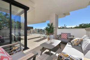 Balkón alebo terasa v ubytovaní Luxurious 3 bedroom apartment in Jardinana Azalea in La Cala de Mijas