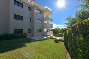 Vonkajšia záhrada v ubytovaní Luxurious 3 bedroom apartment in Jardinana Azalea in La Cala de Mijas
