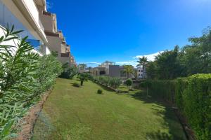 Vonkajšia záhrada v ubytovaní Luxurious 3 bedroom apartment in Jardinana Azalea in La Cala de Mijas