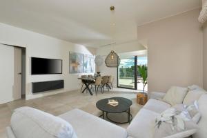 Televízia a/alebo spoločenská miestnosť v ubytovaní Luxurious 3 bedroom apartment in Jardinana Azalea in La Cala de Mijas