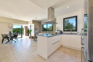 Kuchyňa alebo kuchynka v ubytovaní Luxurious 3 bedroom apartment in Jardinana Azalea in La Cala de Mijas