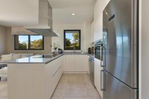 Kuchyňa alebo kuchynka v ubytovaní Luxurious 3 bedroom apartment in Jardinana Azalea in La Cala de Mijas