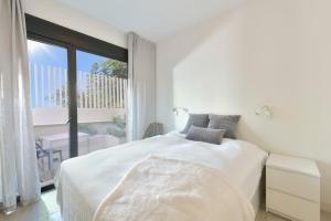 Posteľ alebo postele v izbe v ubytovaní Luxurious 3 bedroom apartment in Jardinana Azalea in La Cala de Mijas