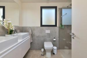 Kúpeľňa v ubytovaní Luxurious 3 bedroom apartment in Jardinana Azalea in La Cala de Mijas