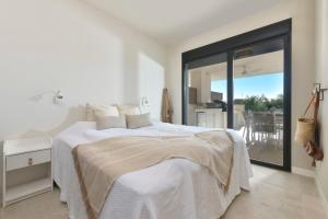 Posteľ alebo postele v izbe v ubytovaní Luxurious 3 bedroom apartment in Jardinana Azalea in La Cala de Mijas + 37 fotografií