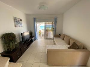 TV a/nebo společenská místnost v ubytování Seafront Beach House
