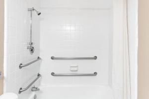 a bathroom with a shower and a shower curtain at Super Inn & Suites Carrollton in Carrollton +5 photos