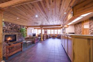 a lobby with a fireplace and a living room at River Canyon Lodge in Moab