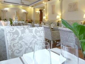 Ein Restaurant oder anderes Speiselokal in der Unterkunft Eney Boutique Hotel 