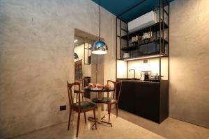 uma cozinha e sala de jantar com mesa e cadeiras em Brescia musei em Brescia
