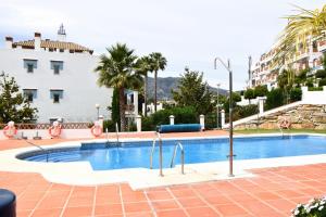 Bazén v ubytování Beautiful Apt with Golf & Lake Views Mijas Golf nebo v jeho okolí