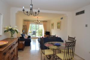 Posezení v ubytování Beautiful Apt with Golf & Lake Views Mijas Golf