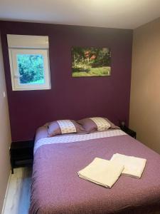 1 dormitorio con 1 cama con 2 toallas en LE BRON ACCUEIL - TOPDESTINATION-LYON, en Bron