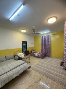 salon z łóżkiem i kanapą w obiekcie Cloudy Cloud Farm Resort w mieście Izkī