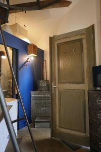 een houten deur in een kamer met een blauwe muur bij Surprenantes - Voyage en Ballon in Nantes