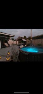 Kolam renang di atau dekat dengan Luxus Chalet „WASSERBLICK“