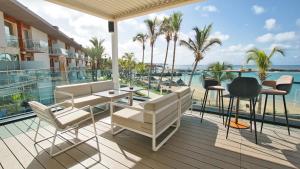 d'un balcon avec une table et des chaises donnant sur l'océan. dans l'établissement Terrou-Bi, à Dakar