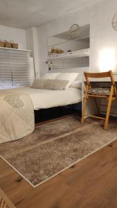 um quarto com uma cama grande e uma cadeira em Estudio DuplexBCN em Barcelona